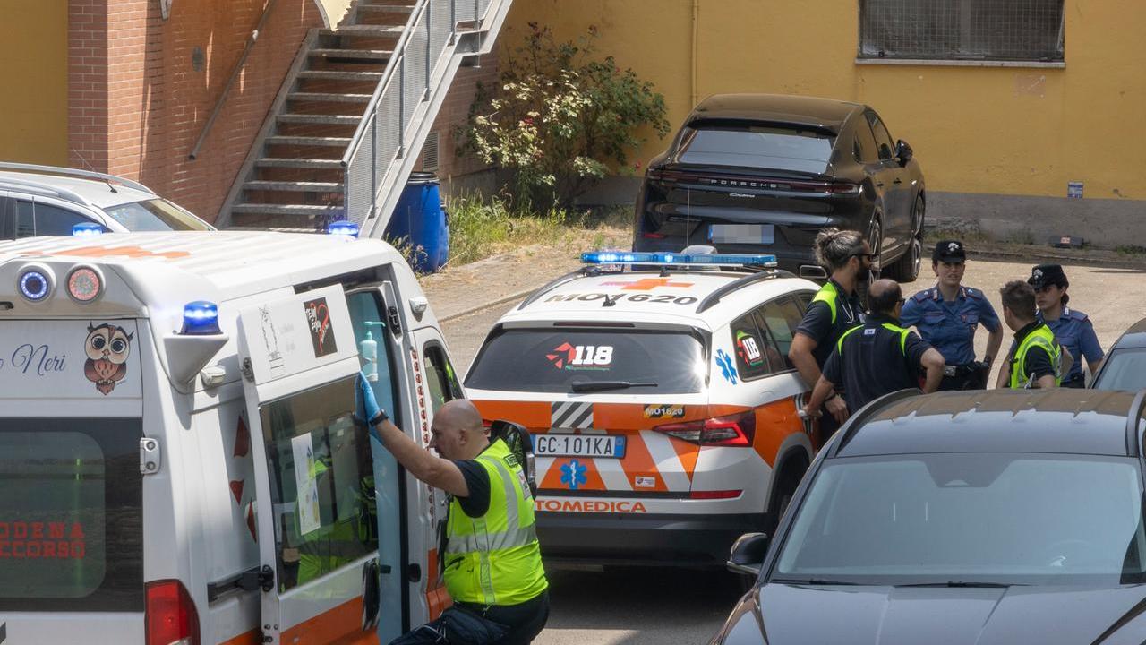 I soccorsi del personale del 118, indagano i carabinieri (Foto: Luigi Esposito)