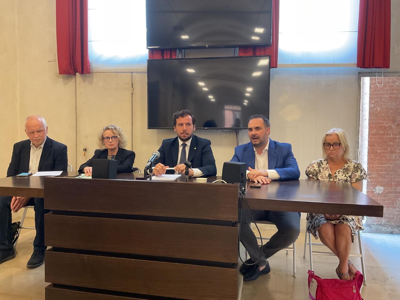 
	Il centrodestra modenese critica compatto il sindaco Massimo Mezzetti

