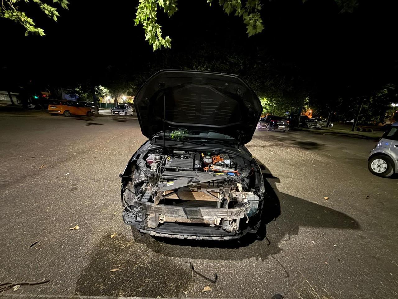 
	L'auto sventrata nel parcheggio di via Razzaboni

