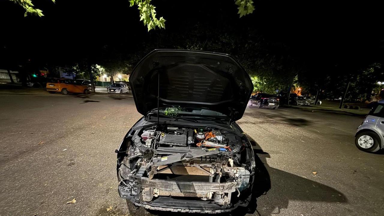 L'auto sventrata nel parcheggio di via Razzaboni