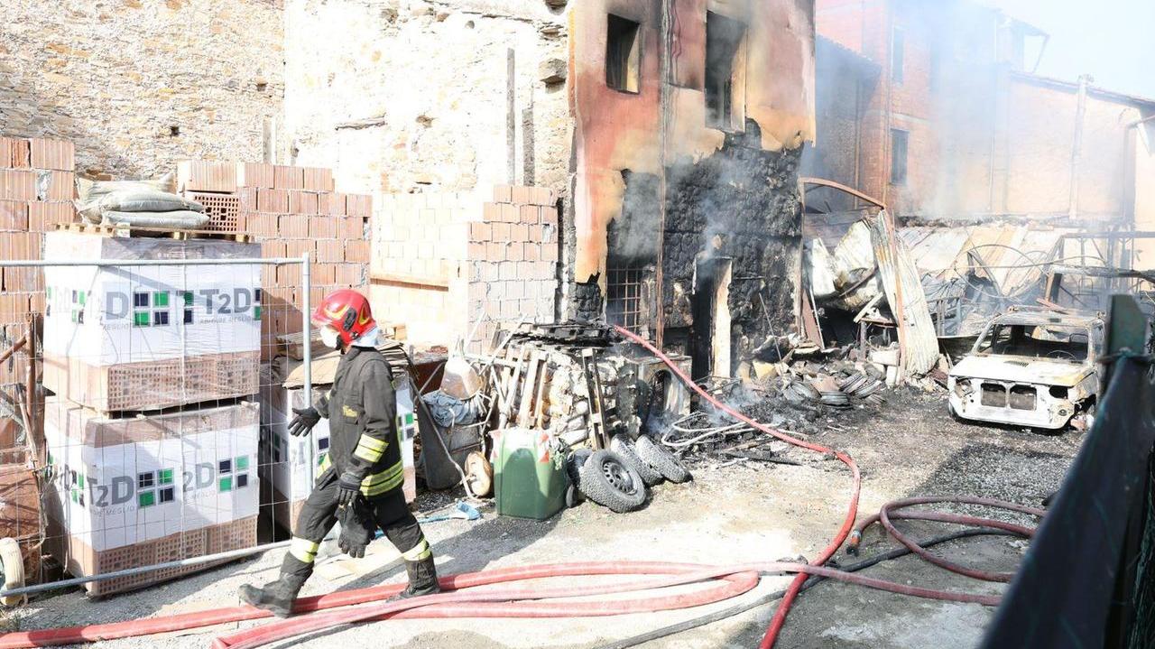 L'incendio (foto Nucci)