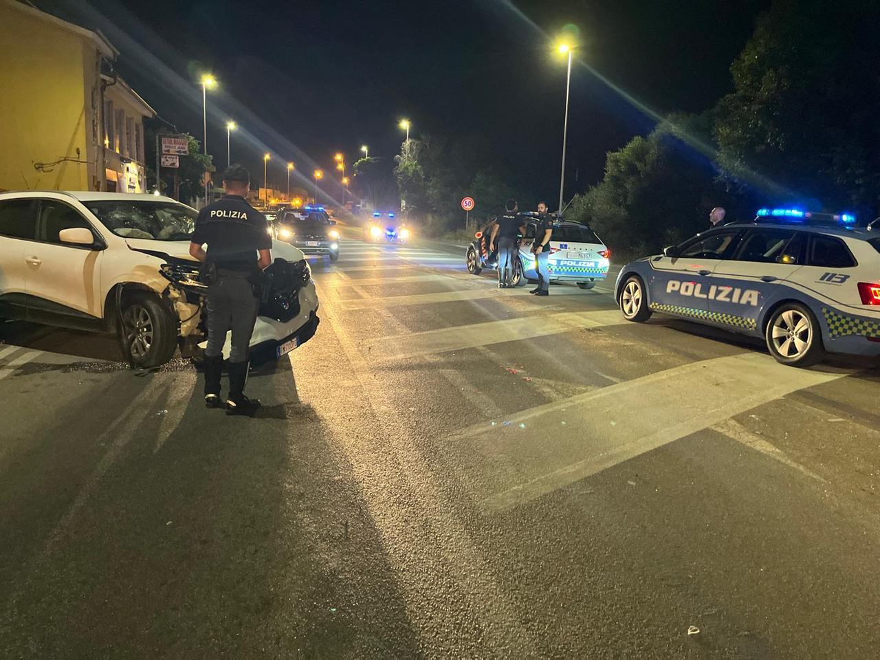 Donna al volante si schianta su nove auto: denunciata per guida in stato di ebbrezza