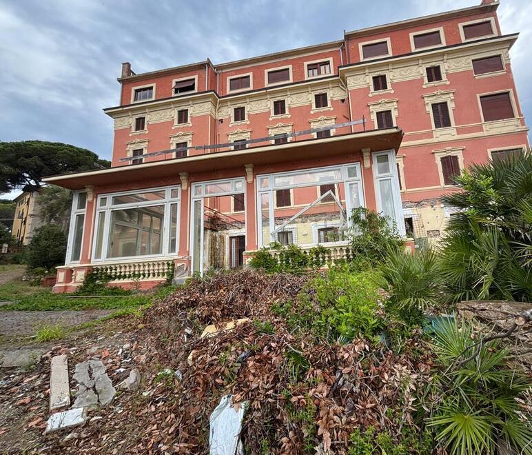 Miramare, da hotel di lusso a regno di piccioni e rifiuti<br>
