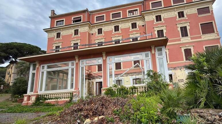 Miramare, da hotel di lusso a regno di piccioni e rifiuti<br>