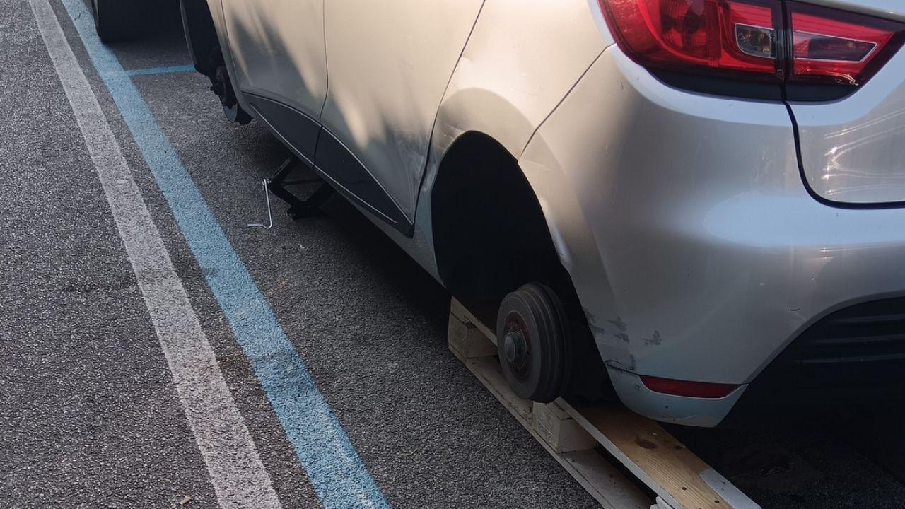 Pistoia, raid in via delle Mura Urbane: gomme tagliate a dieci auto