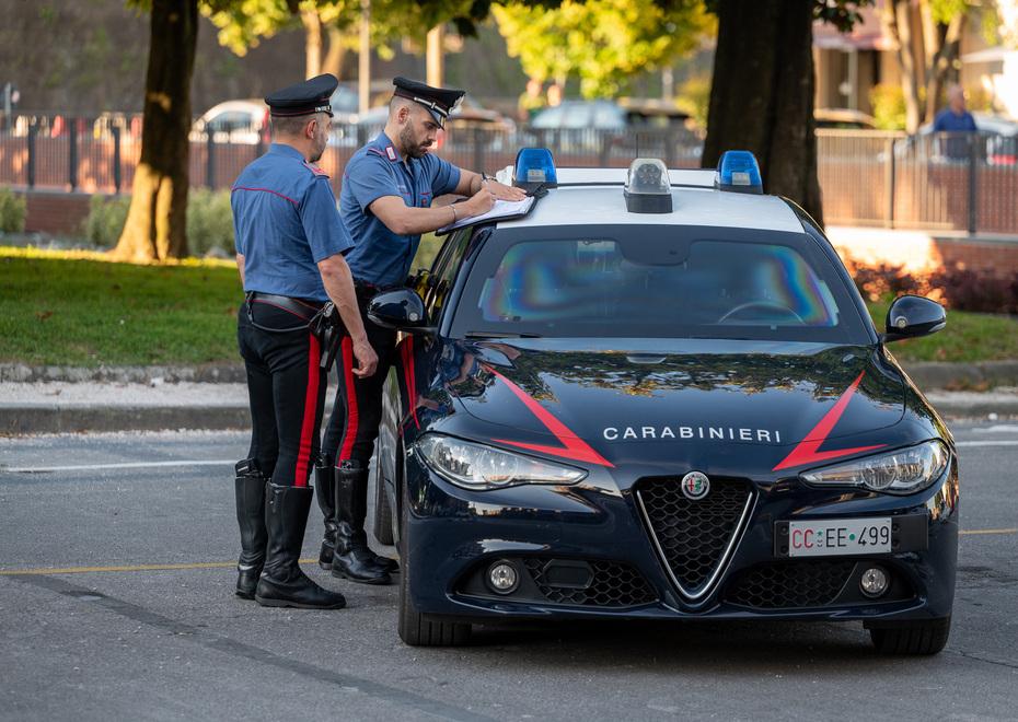 Viareggio, tentata truffa contro un 90enne: arrestati durante la fuga in auto