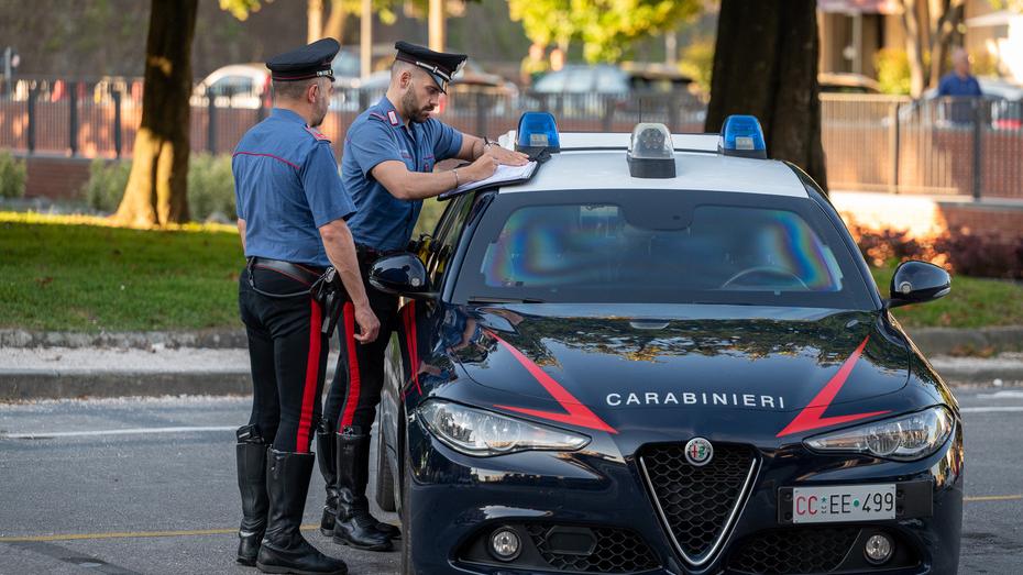 Viareggio, tentata truffa contro un 90enne: arrestati durante la fuga in auto