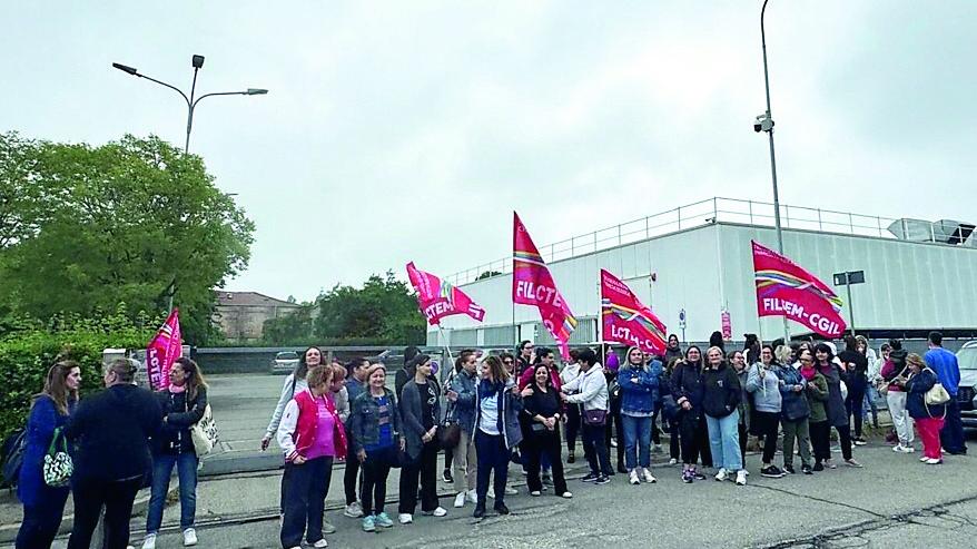 Vertenza Manifattura San Maurizio, le femministe contro Max Mara: «Un brutto ritorno al passato»