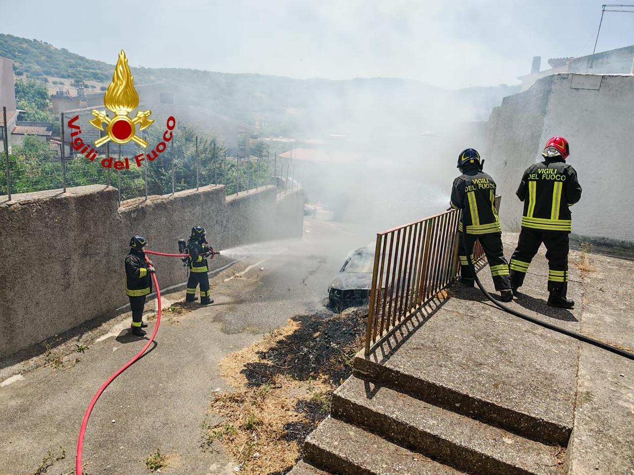 Auto in fiamme: indagini sulle cause