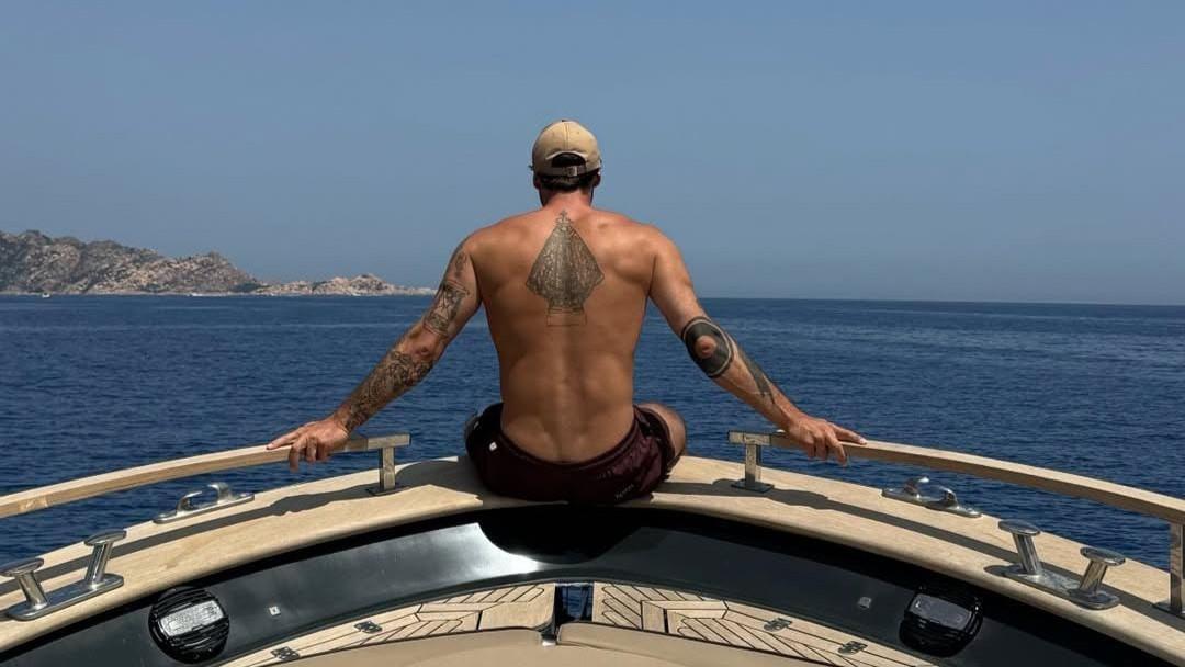 La stagione dei vip in Sardegna, Stefano De Martino: vacanze tra le acque della Gallura