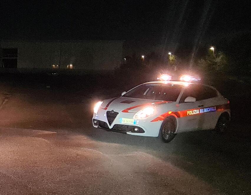Cecina, scontro tra due scooter: 16enne in ospedale, l'altro scappa e lo lascia lì
