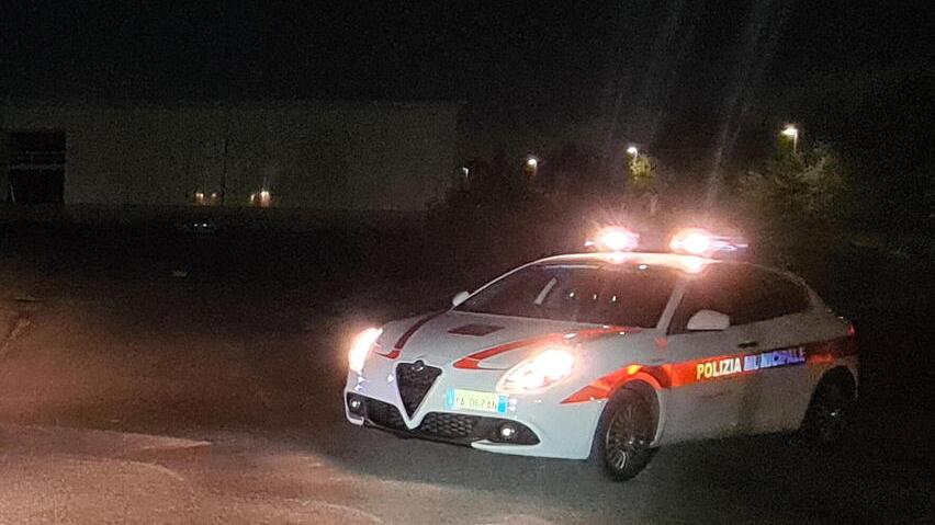 Cecina, scontro tra due scooter: 16enne in ospedale, l'altro scappa e lo lascia lì