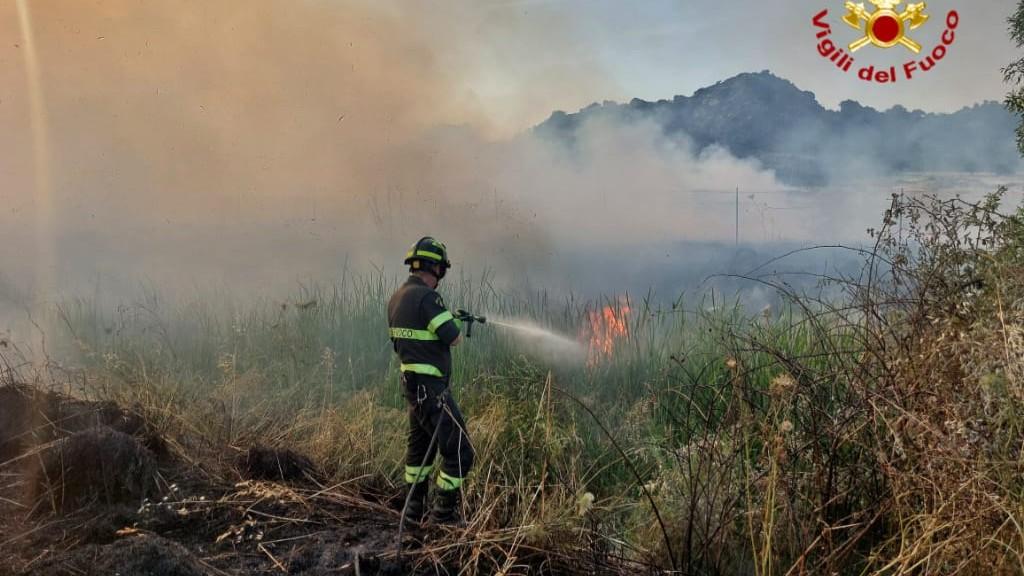 Giornata di fiamme: 40 incendi in tutta l’isola, canadair ed elicottero in azione