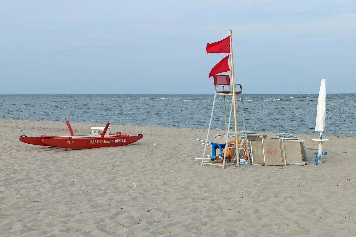 Ragazzo trovato in mare a Lido Estensi, è in condizioni critiche