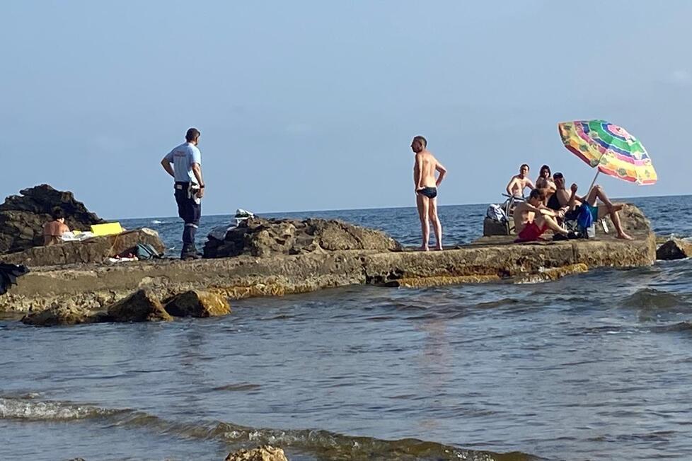 Livorno, evacuata la spiaggia sotto il distributore Ip: cosa preoccupa