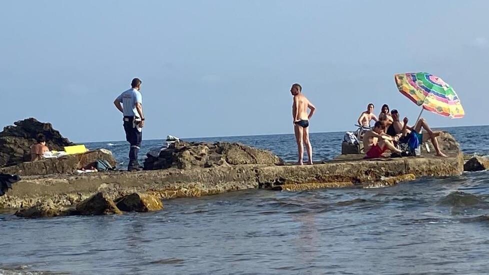 Livorno, evacuata la spiaggia sotto il distributore Ip: cosa preoccupa