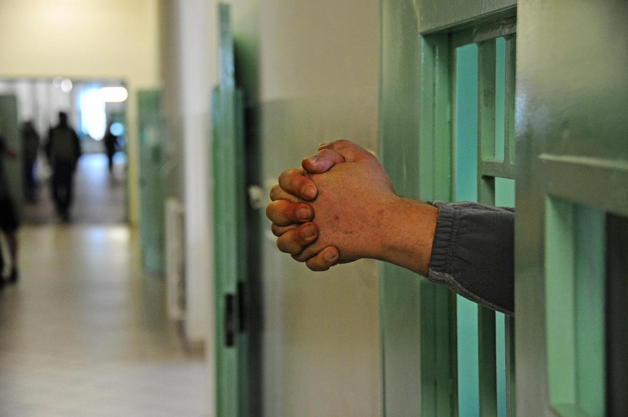 Detenuto tenta di evadere e aggredisce i poliziotti