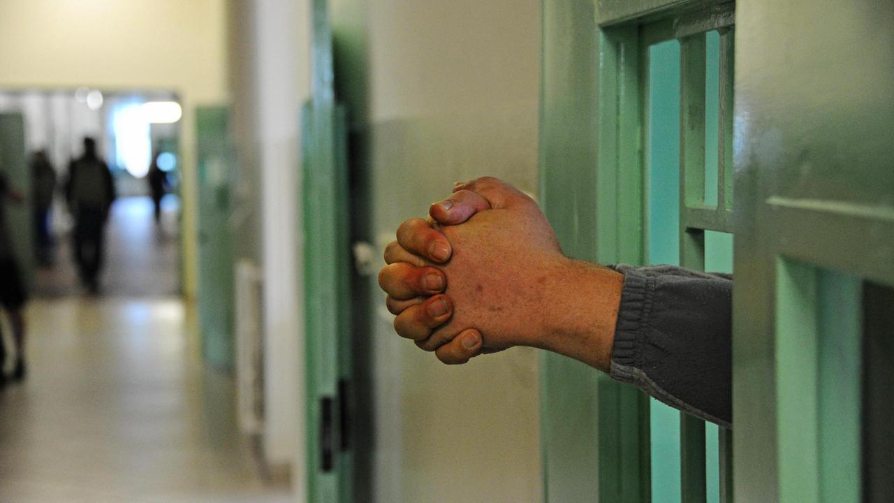 Detenuto tenta di evadere e aggredisce i poliziotti