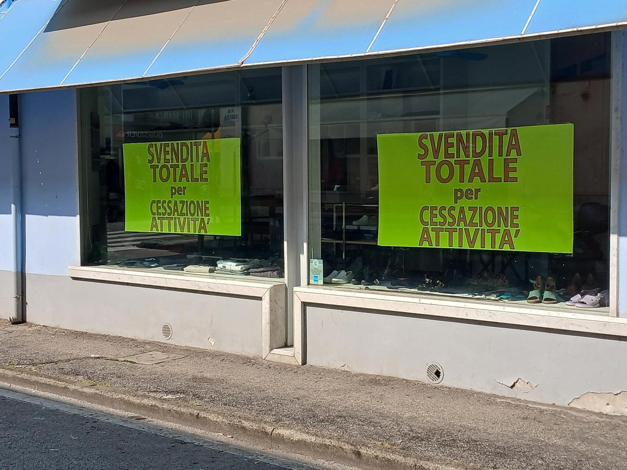 
	I cartelli che annunciano la chiusura del negozio

