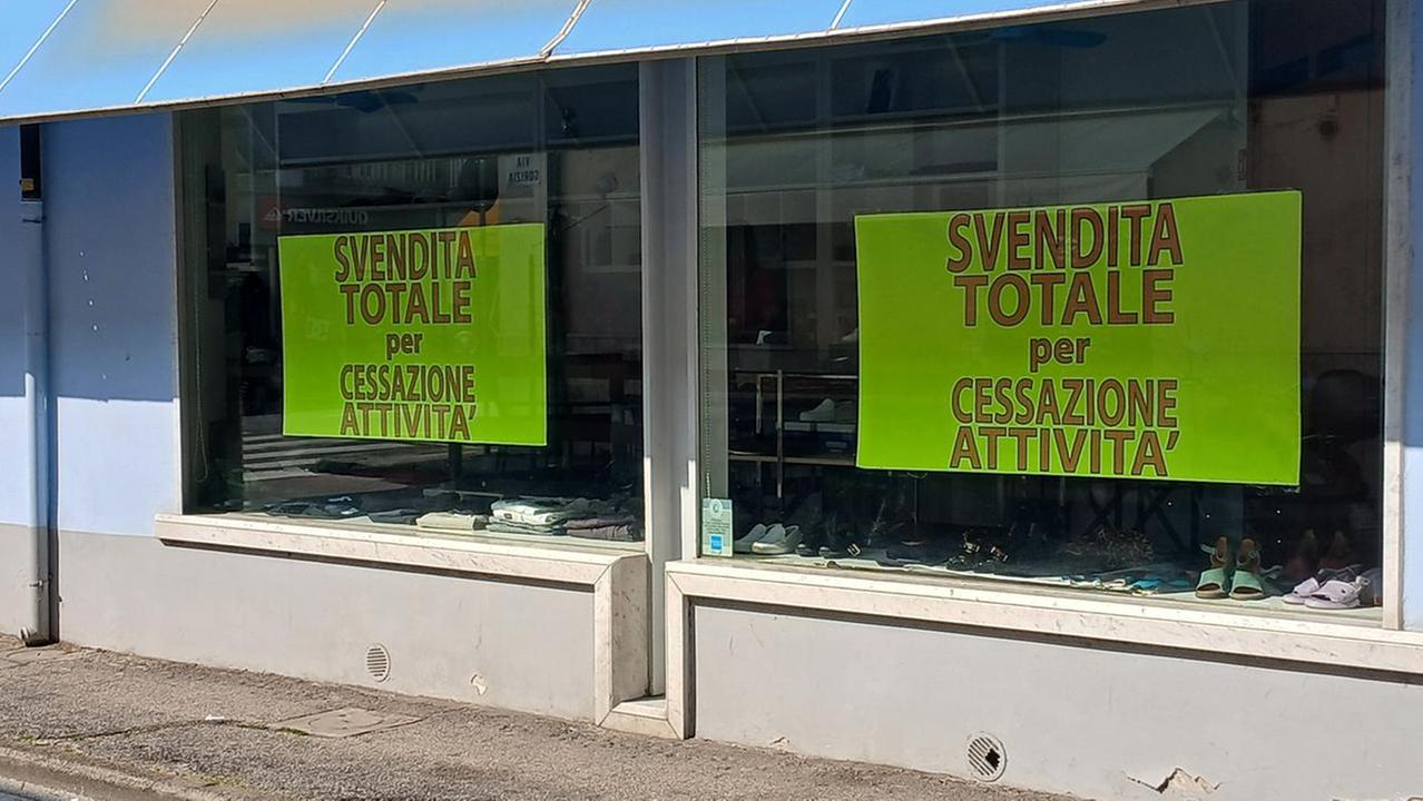 I cartelli che annunciano la chiusura del negozio