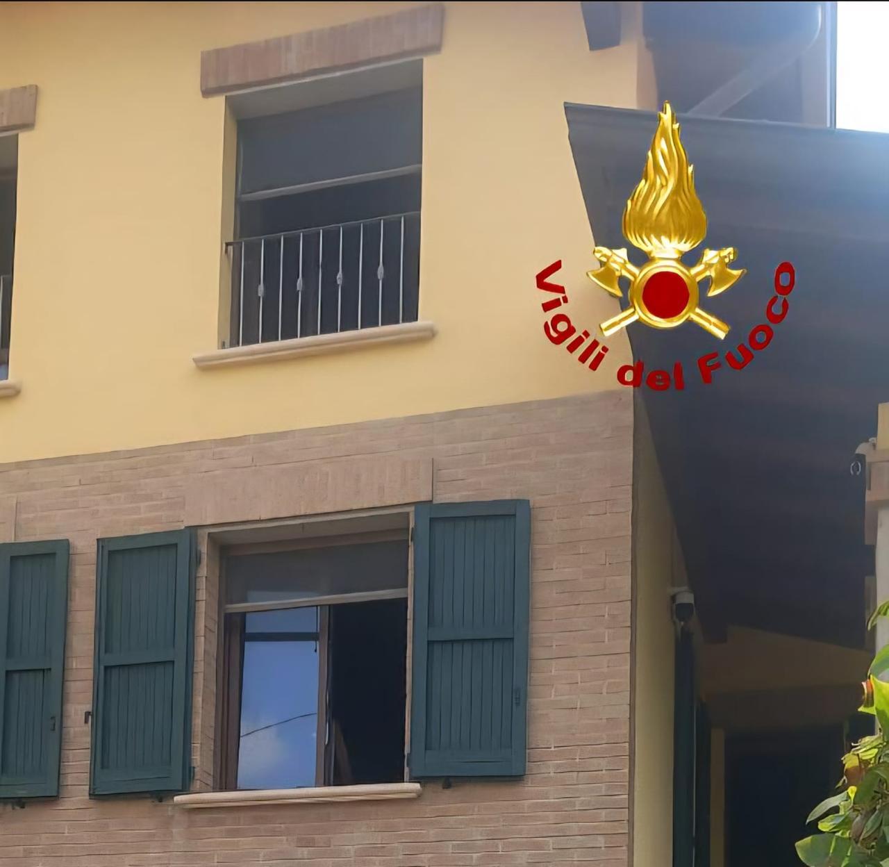Incendio in un appartamento a Viano: due persone in ospedale. Tentavano di salvare i gatti, un micio è morto