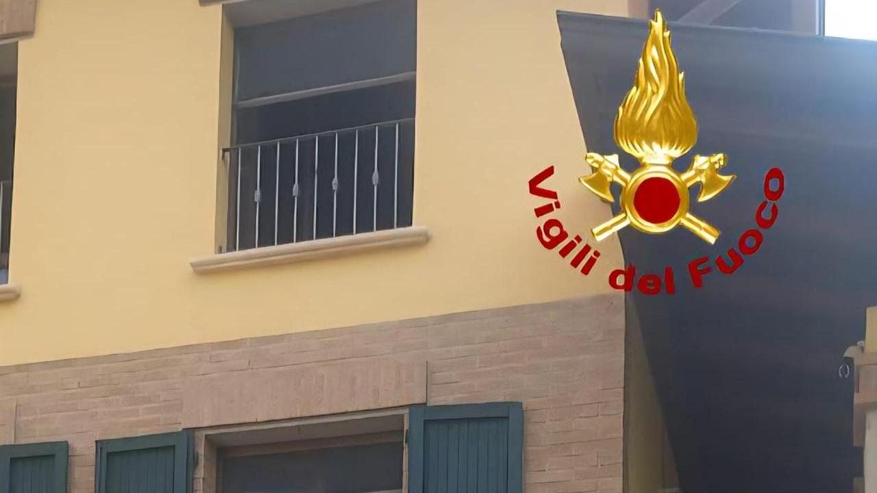 Incendio in un appartamento a Viano: due persone in ospedale. Tentavano di salvare i gatti, un micio è morto