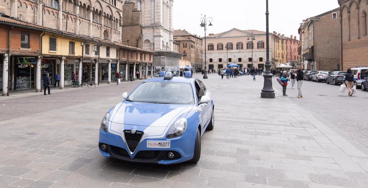 Si spoglia in centro a Ferrara e rimane nudo