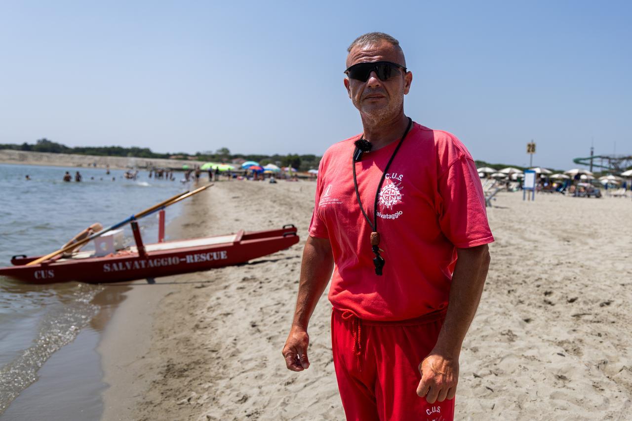 Annegato per salvare una coppia a Lido Estensi. Il bagnino: «Corsa contro il tempo»