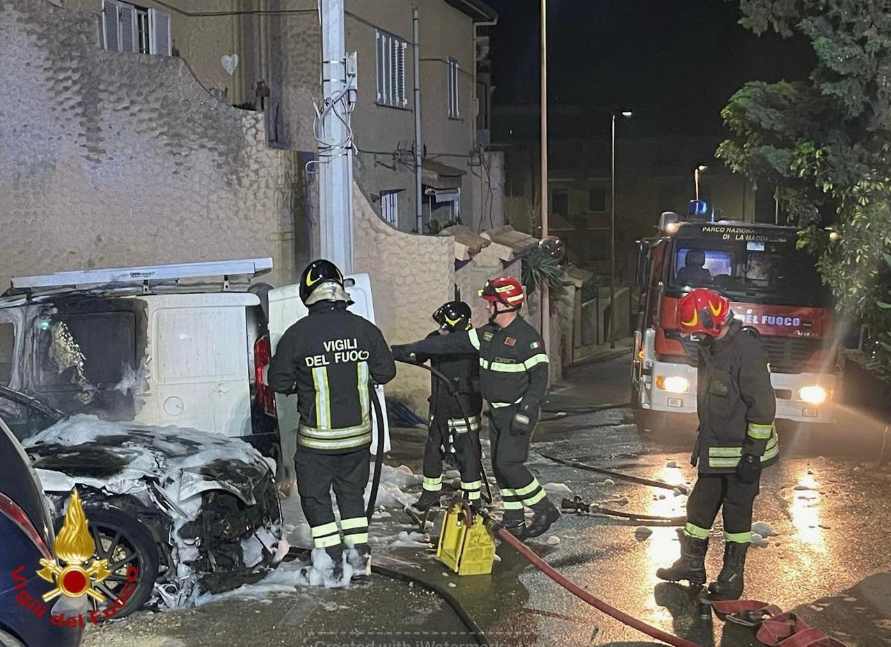 Due auto in fiamme nella notte: intervengono i vigili del fuoco