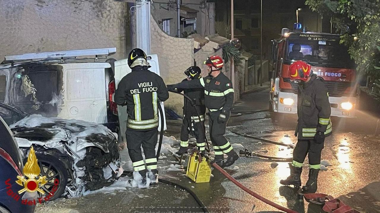 Due auto in fiamme nella notte: intervengono i vigili del fuoco