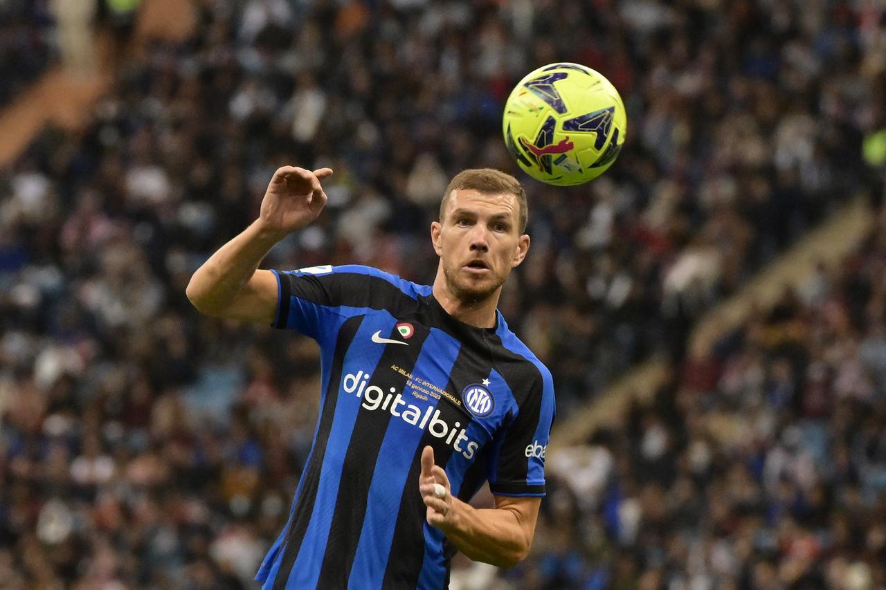 
	Dzeko con la maglia dell'Inter

