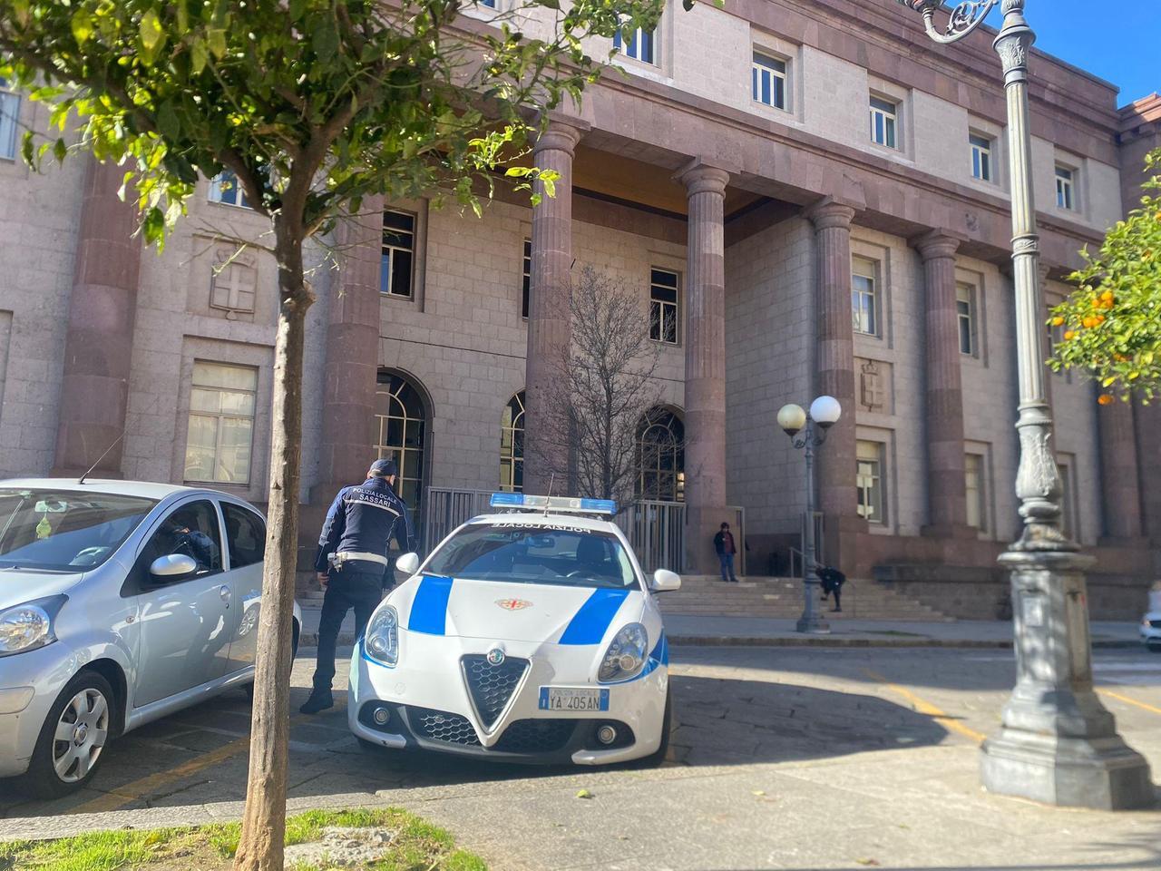 Sassari, resta senz’acqua ed evade dai domiciliari: arrestato con due bidoni in mano