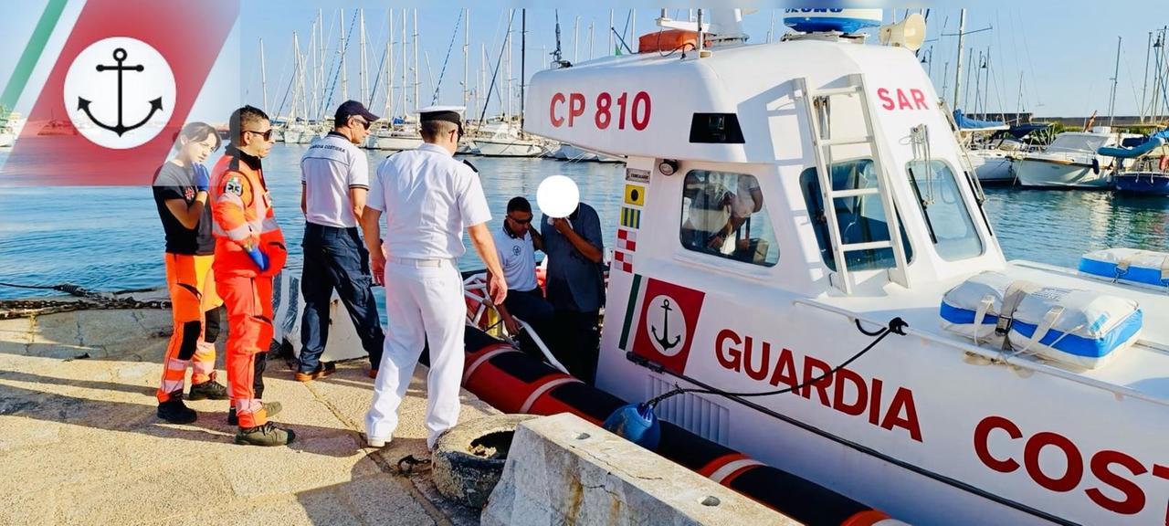 Finisce al largo col materassino, ma non sapeva nuotare: salvata dalla Guardia Costiera