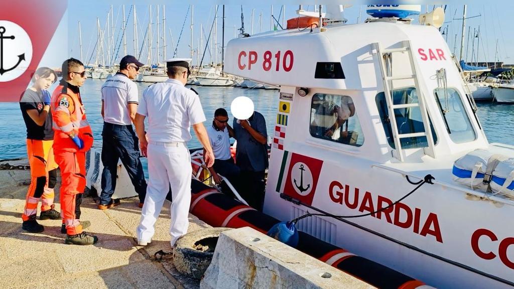 Finisce al largo col materassino, ma non sapeva nuotare: salvata dalla Guardia Costiera