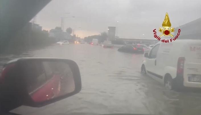 Il bilancio dei vigili del fuoco: oltre 400 segnalazioni, automobilisti salvati dalle auto sott’acqua