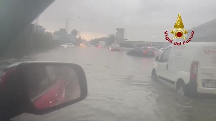 Il bilancio dei vigili del fuoco: oltre 400 segnalazioni, automobilisti salvati dalle auto sott’acqua