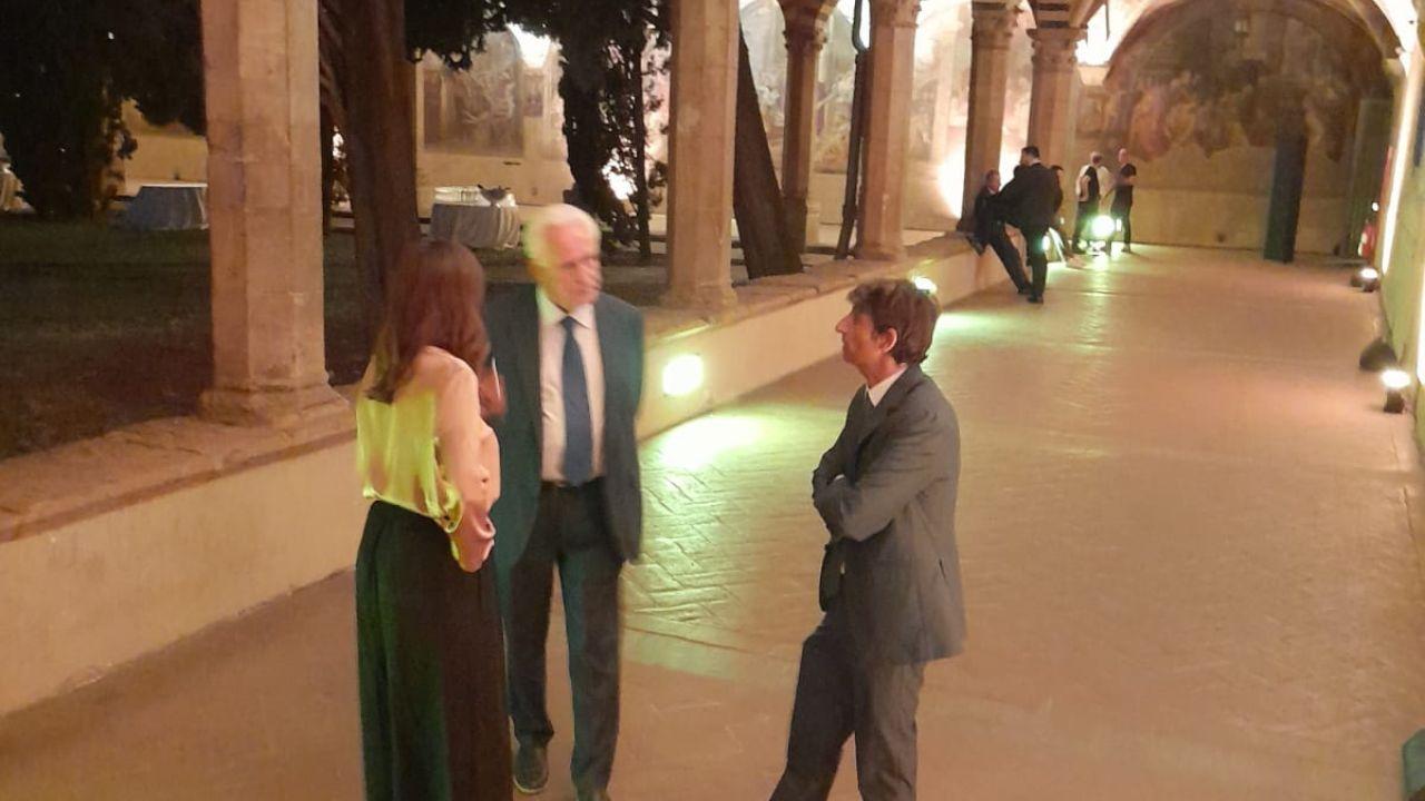 Giani, Donzelli e la sindaca di Firenze, Sara Funaro, nel chiostro di Santa Maria Novella