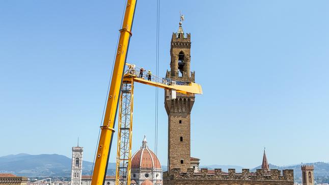 Un momento delle operazioni di smontaggio