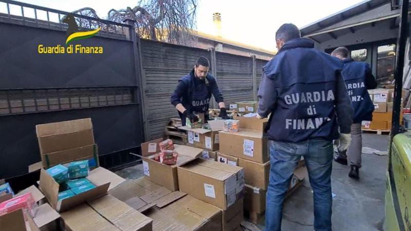Viareggio, sequestrati 700 milioni di pezzi tra sigarette elettroniche e cartine