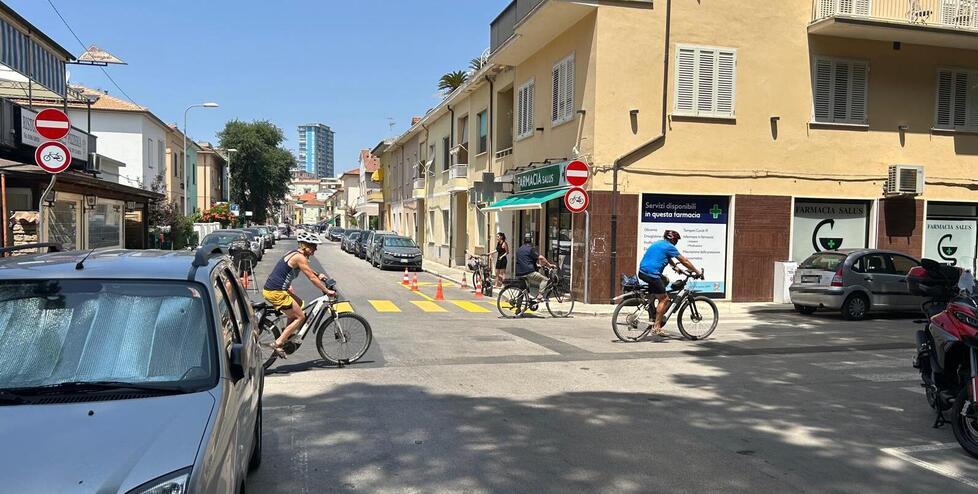Alcuni ciclisti all’altezza di via Lucca (foto Giorgio)