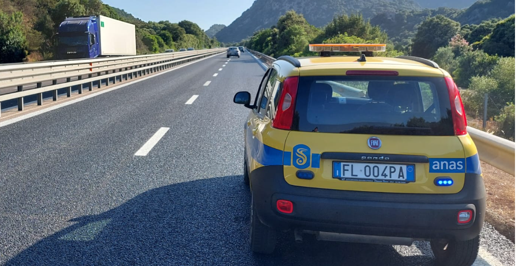 Cadono rami sulla carreggiata: chiusa la statale 125 Dir a Tortolì