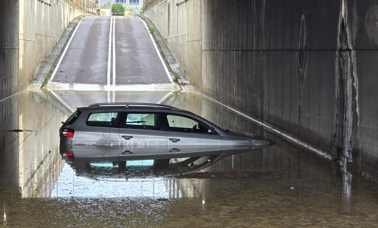 
	L'auto bloccata nel sottopasso allagato

