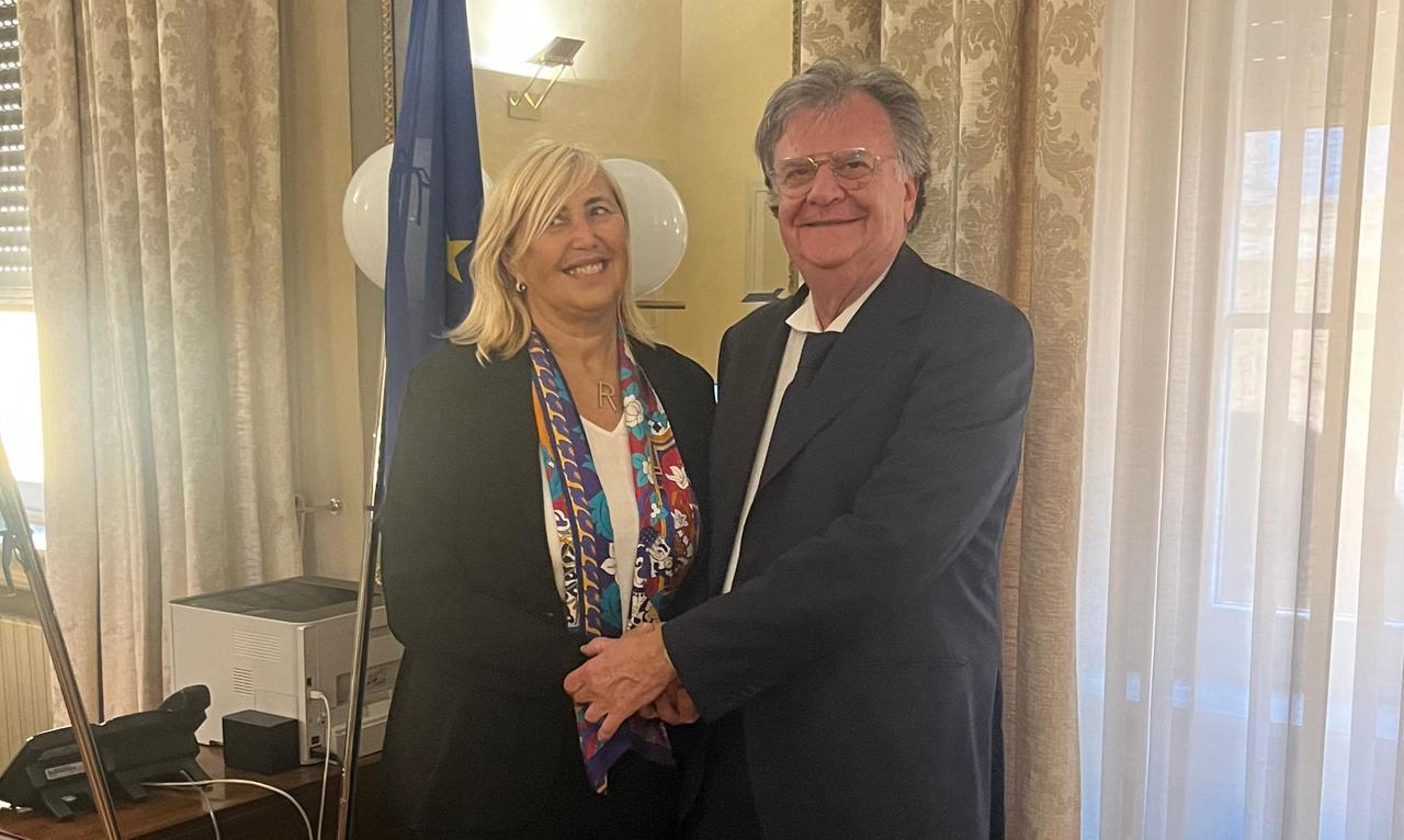 
	Passaggio di consegne tra Carlo Adolfo Porro e Rita Cucchiara

