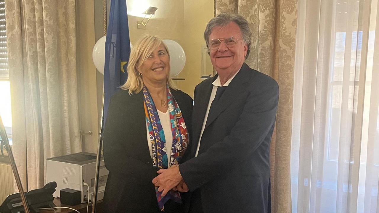 Passaggio di consegne tra Carlo Adolfo Porro e Rita Cucchiara