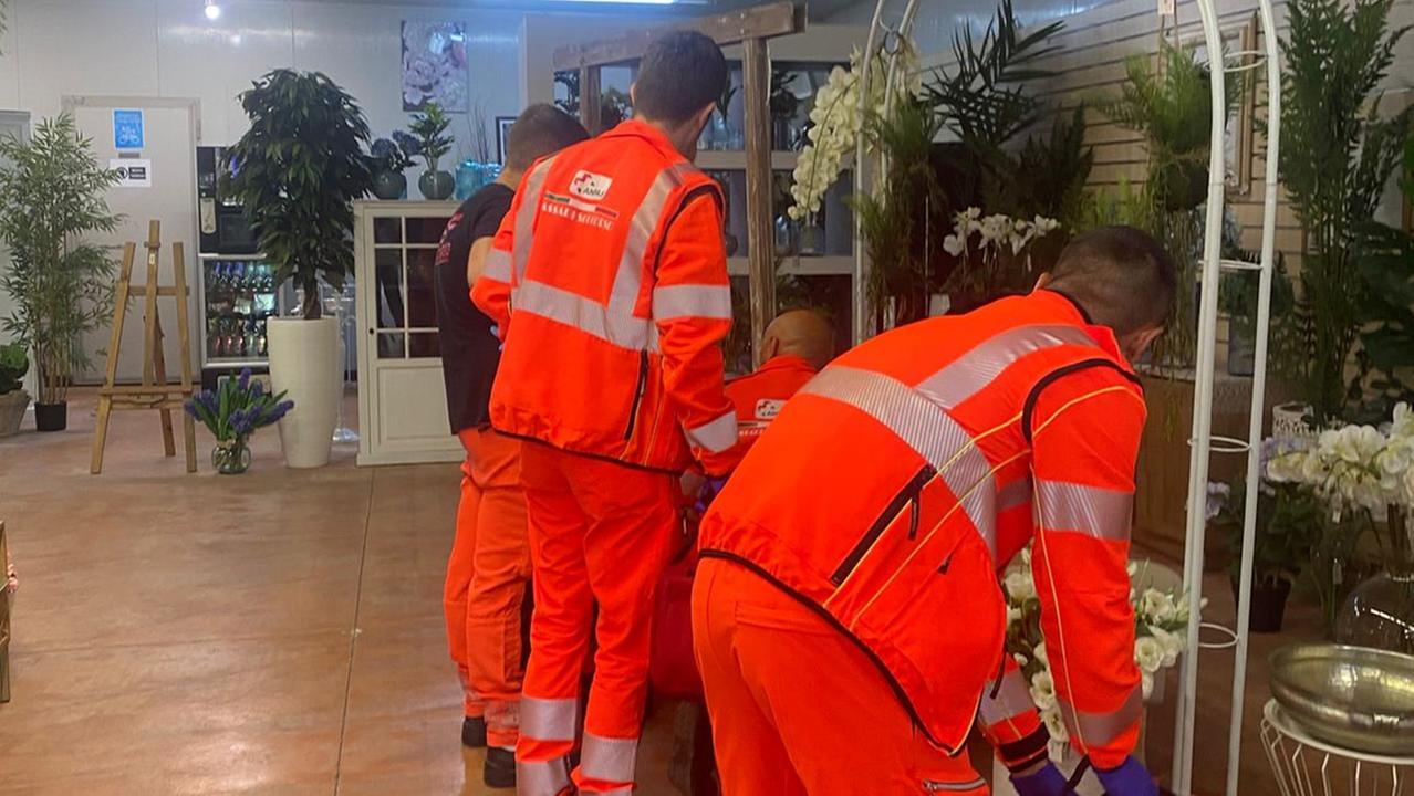 Sassari, bimba di tre mesi intrappolata nell’auto: salvata dai vigili del fuoco