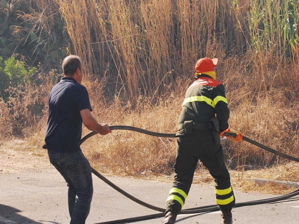 Incendio vicino alla ferrovia, bloccato il passaggio dei treni
