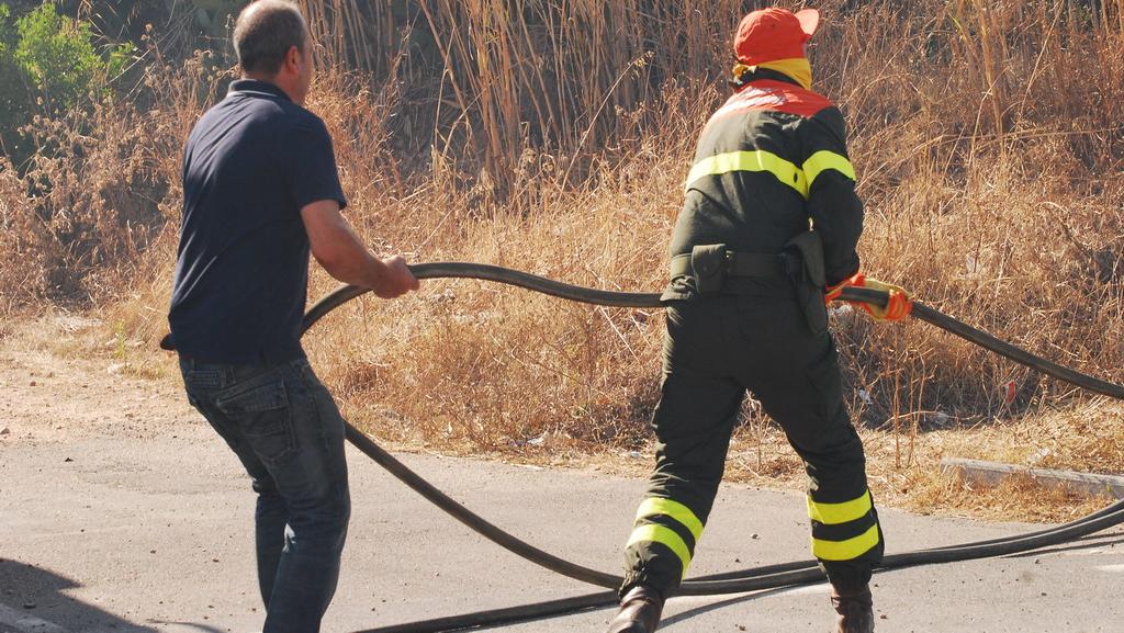 Incendio vicino alla ferrovia, bloccato il passaggio dei treni