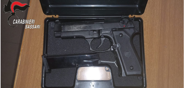 In casa una katana, una finta Beretta e droga: denunciato