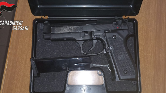 In casa una katana, una finta Beretta e droga: denunciato
