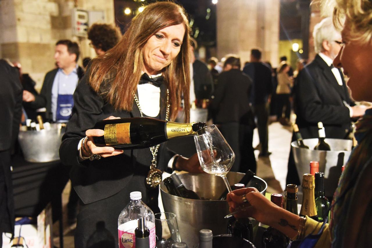 Calici e prodotti tipici, “Tramonto DiVino” riparte da Correggio